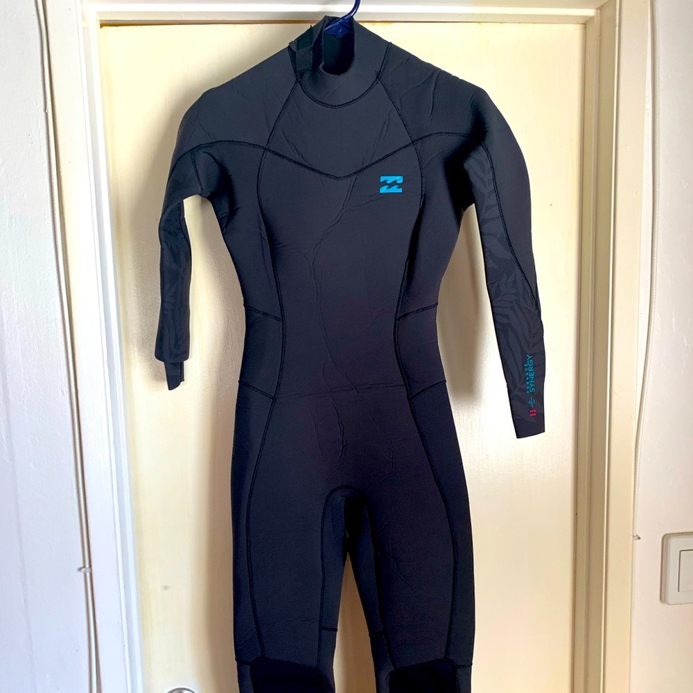 Brand new billabong wetsuit 4/3 size 6 Back zip fits 5’4-5’6 115-140#
